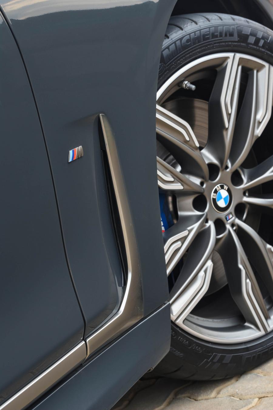Детали экстерьера BMW M760Li xDrive (G12) 2019 года  (ZA) (фото 4 из 25)
